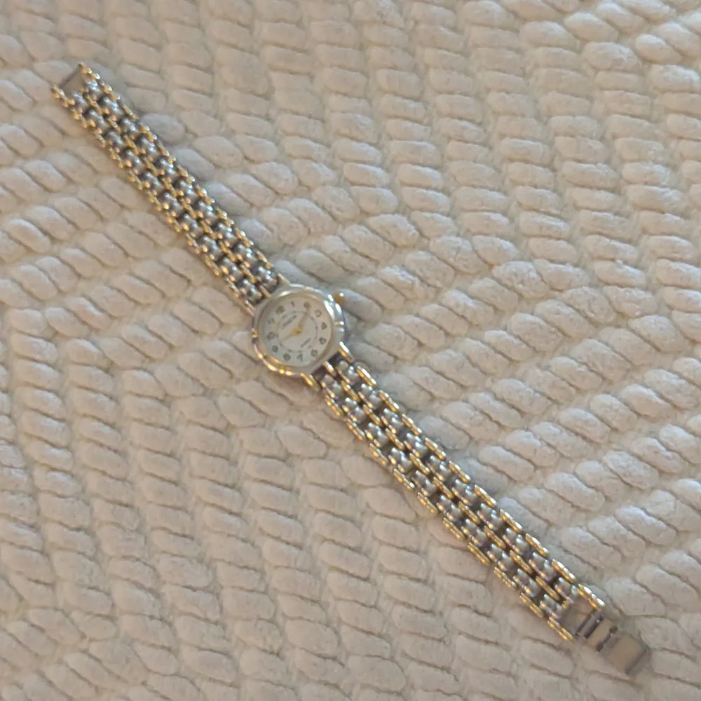 Vintage Geneva Gold & Silver Colored Watch - Picture 4 of 5